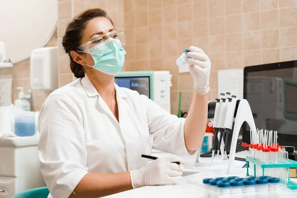 Asistente Laboratorio Sostiene Tubos Ensayo Para Análisis Ginecológico Citológico Mujer —  Fotos de Stock