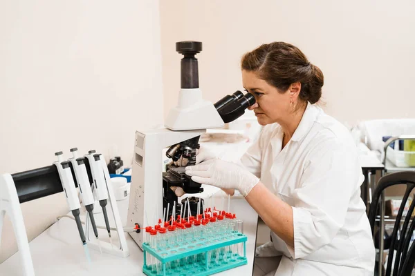 Laboratorní Asistent Podívá Mikroskopu Udělá Krevní Testy Laboratoři Lékařské Vybavení — Stock fotografie