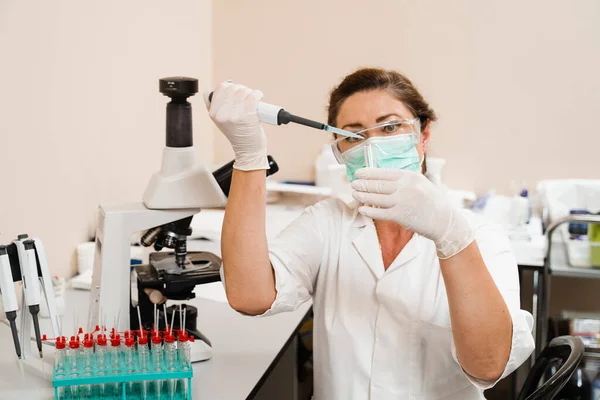 Asistente Laboratorio Con Dispensador Laboratorio Haciendo Análisis Sangre Equipos Médicos —  Fotos de Stock