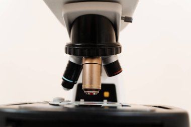 Mikroskop laboratuarını kullanarak kan analizi. Tıbbi klinikte hematolojik ve biyokimyasal kan testleri için tıbbi ekipmanlar