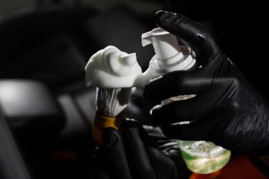 Arabanın içini temizlemek için köpük sürme işlemi. Araba kuru temizleme servisi