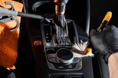 Kuru temizleme, şanzıman fırçası ve arabadaki gösterge paneli. Otomatik temizleme servisi. Otomatik olarak siyah deri iç kısımlarını temizler