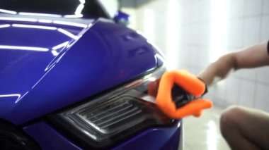 Oto servisinde mikrofiber ve deterjanla kurutulan el arabası. 4k video. Araba yıkadıktan sonra temizlikçi kuru araba.