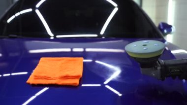 Yörüngesel cilalayıcı sürtünmeli araba cilası çizikleri silmek için. 4k video. Otomobil servisi çalışanı araba için son cilalamayı yapıyor