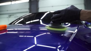 Yörüngesel cilalayıcı sürtünmeli araba cilası çizikleri silmek için. 4k video. Otomobil servisi çalışanı araba için son cilalamayı yapıyor