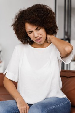 Servikal omurga osteokondrosis genç Afro-Amerikan kadınlarının radikal sendromlarıdır. Çekici siyah kız omurga ağrısı çekiyor. Omurilik baskısı yüzünden.