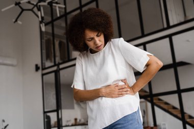 Pelvis iltihabı olan Afrikalı bir kadın. Üst üreme organlarında rahim, fallop tüpleri ve yumurtalıklar da dahil olmak üzere bir veya daha fazla PID enfeksiyonu.