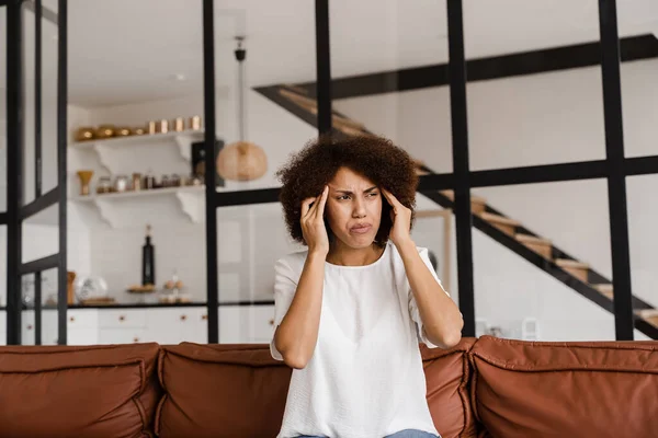 Chica Deprimida Con Migraña Triste Mujer Afroamericana Toca Los Templos —  Fotos de Stock