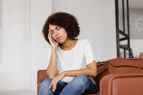片頭痛はアフリカ系アメリカ人女性の強い頭痛である ストレスの多い女性は痛みのために彼女の頭に触れる 魅力的な女の子のうつ病 — ストック写真
