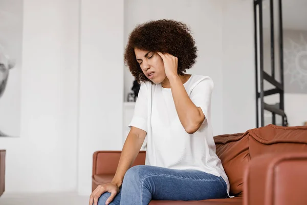 Migreni Kuvvetli Baş Ağrısı Olan Üzgün Bir Kadın Depresyon Başı — Stok fotoğraf