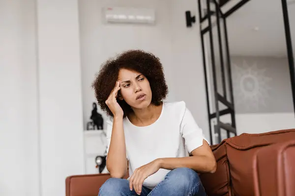 Deprimerad Flicka Med Migrän Huvudvärk Sorglig Afrikansk Amerikansk Kvinna Rör — Stockfoto