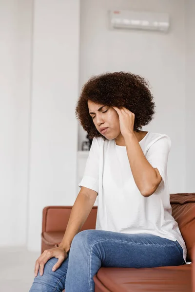 Przygnębiona Dziewczyna Migrenowym Bólem Głowy Smutna Afroamerykanka Dotyka Świątyń Powodu — Zdjęcie stockowe