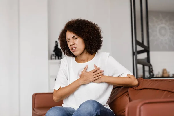 Malattia Infarto Della Donna Afroamericana Sintomi Angina Pectoris Attraente Malato — Foto Stock