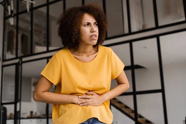 Žaludeční Vředy Nebo Gastritida Nemocná Afroameričanka Drží Břicho Protože Bolí — Stock fotografie