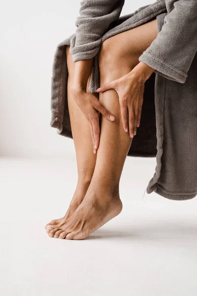 Африканская Американка Трогает Свои Ноги Смотрит Вены Тромбоз Глубоких Вен — стоковое фото