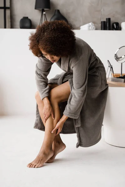 Afrikalı Amerikalı Kız Bacaklarına Dokunuyor Damarlarına Bakıyor Derin Damar Trombozu — Stok fotoğraf