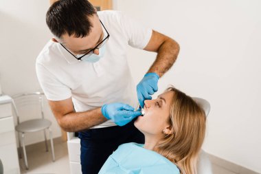 Doktor diş implantasyonundan önce diş hekimliğindeki hastaya iz tepsisi yerleştirir ve alçı yapar. Diş protezleri, taçlar ve hizalayıcılar oluşturma prosedürü