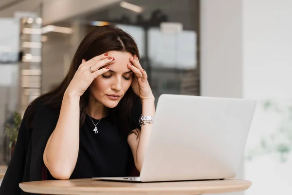 Smutna Dziewczyna Laptopem Migrenę Dotyka Jej Głowy Powodu Bólu Kobieta — Zdjęcie stockowe