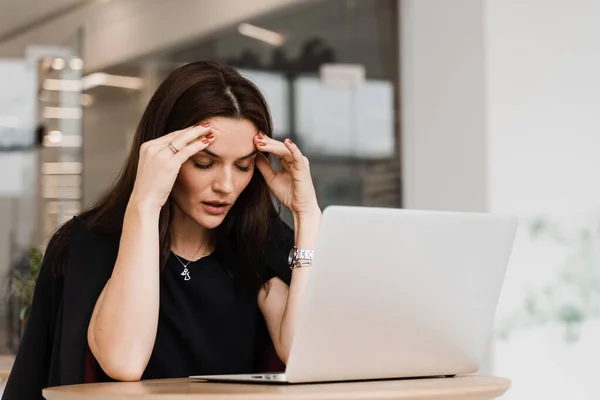 Kobieta Menedżer Silnym Bólem Głowy Pracuje Laptopie Online Zdalnie Białym — Zdjęcie stockowe