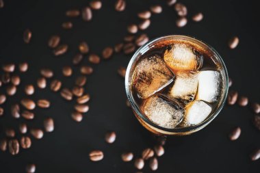 Arka planda soğuk kahve..