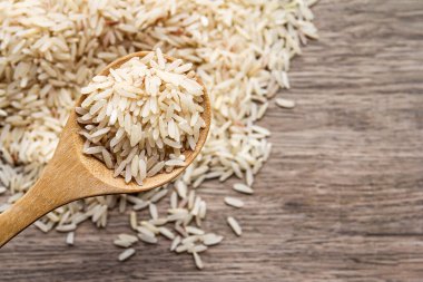 Ahşap masa arkasında çiğ pirinç. sağlıklı yiyecekler