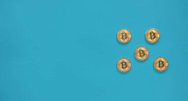 Mavi arkaplandaki bozuk para yığınının üst görünümü