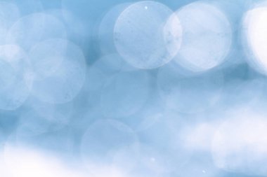 Beyaz bulutlu mavi bokeh arkaplan