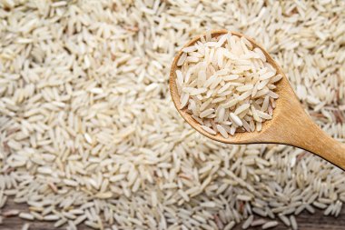 Ahşap masa arkasında çiğ pirinç. sağlıklı yiyecekler