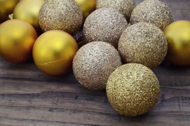 Tahta bir arka planda altın noel topları