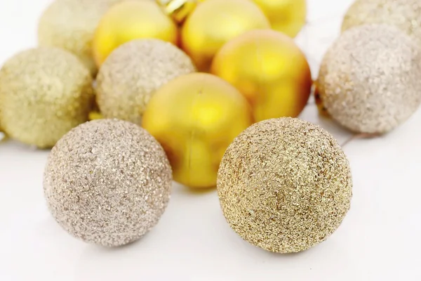 Bolas de Natal dourado no fundo branco — Fotografia de Stock