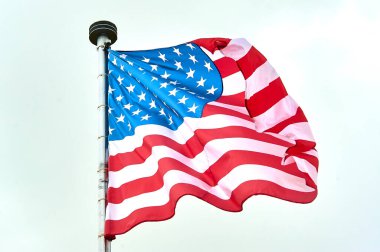 Bayrak direğinde ABD bayrağı asılı.