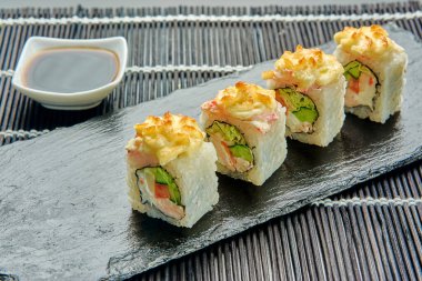 Peynirli, tavuklu, domatesli, lahana tezgahta, suşili lezzetli rulo.