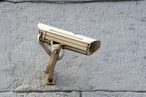 콘크리트 기둥에는 감시 카메라가 걸려 있다 — 스톡 사진