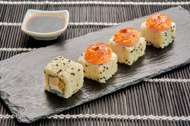 Lezzetli fırınlanmış yengeç ruloları bir taş standında