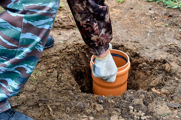 Bir su kuyusuna polietilen boru yerleştirmek