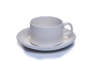 Beyaz arka planda fincan tabağı ile beyaz kahve fincanı