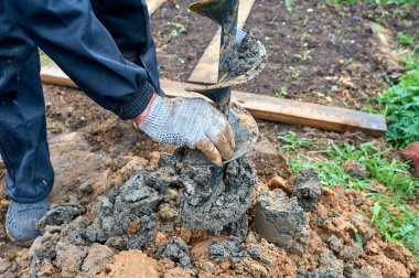 Suyun altındaki kuyuyu elle delmek