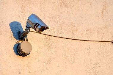 Evin duvarında bir güvenlik kamerası asılı.