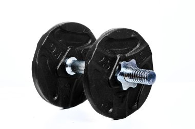 Beyaz yalıtımlı arkaplanda metal dambıl