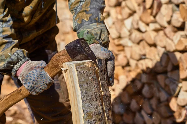 Brennholz mit der Axt in Nahaufnahme hacken — Stockfoto