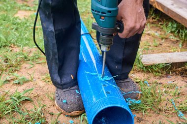 Plastik bir boruda delik açmak.