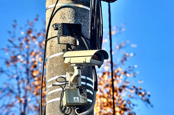 Kamera monitorująca wisi na betonowym słupie z latarką na podczerwień — Zdjęcie stockowe