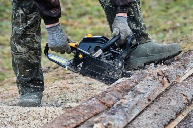 Elektrikli testere açık havada odun kesmek için kullanılır.