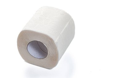 İzole edilmiş beyaz arkaplanda tuvalet kağıdı rulosu, kopyalama alanı
