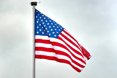 Bayrak direğinde ABD bayrağı asılı.