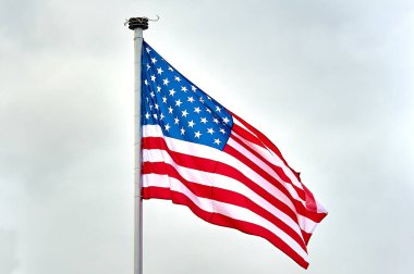 Bayrak direğinde ABD bayrağı asılı.