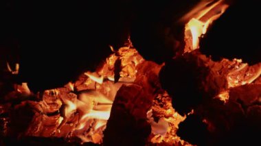 Soba yakacak odunla ısıtılır.