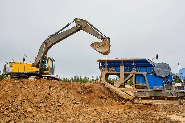 La excavadora en la cantera cava arena —  Fotos de Stock
