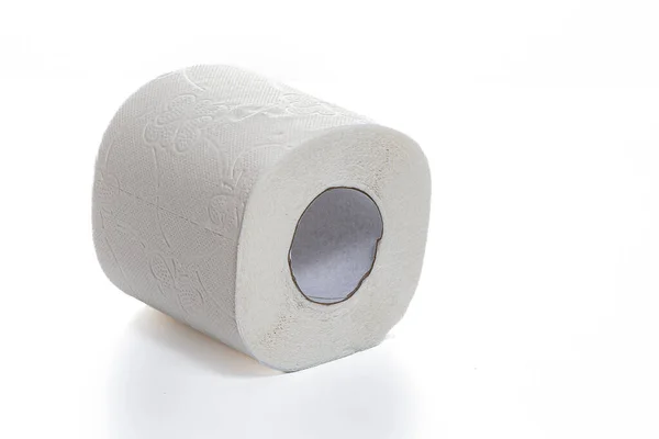 Rouleau de papier hygiénique sur fond blanc isolé, espace de copie — Photo