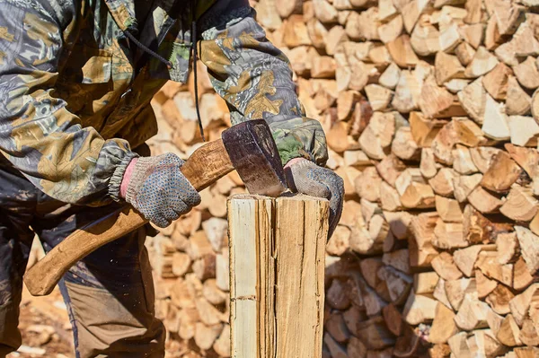 Brennholz hacken mit einem Häcksler in Nahaufnahme an einem sonnigen Tag — Stockfoto